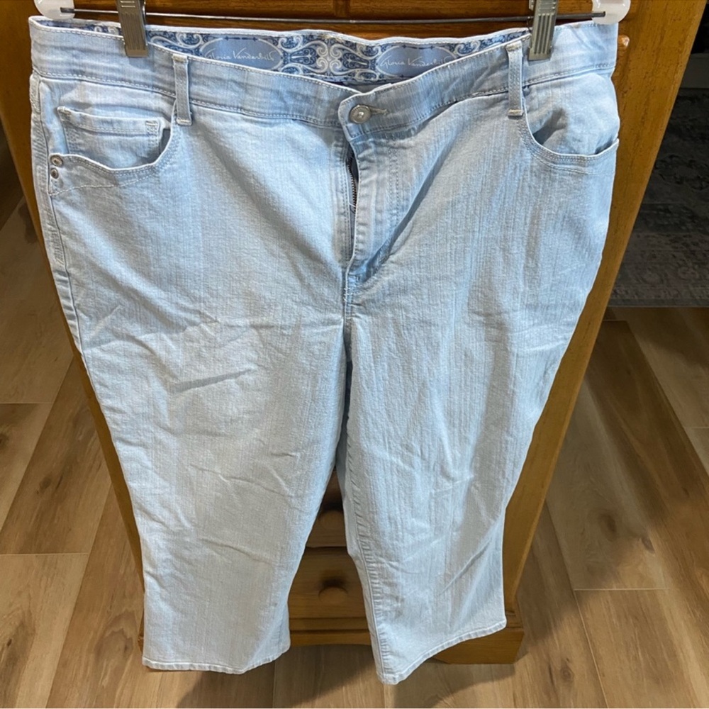 Gloria Vanderbilt Capri